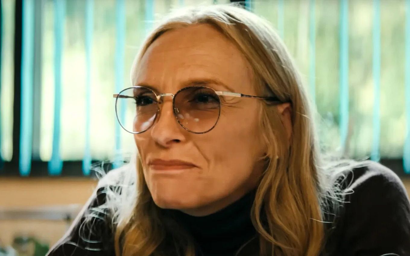 Toni Collette como Evelyn: A fundadora e diretora da Tall Pines Academy em Desobedientes