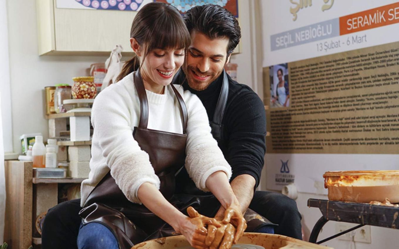 Özge Gürel e Can Yaman em Dolunay, novela turca do Globoplay