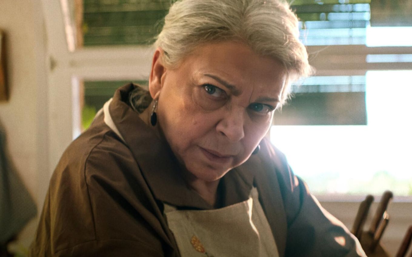 Isabel (Kiti Mánver), a avó de uma das garotas sumidas em Duas Covas, da Netflix
