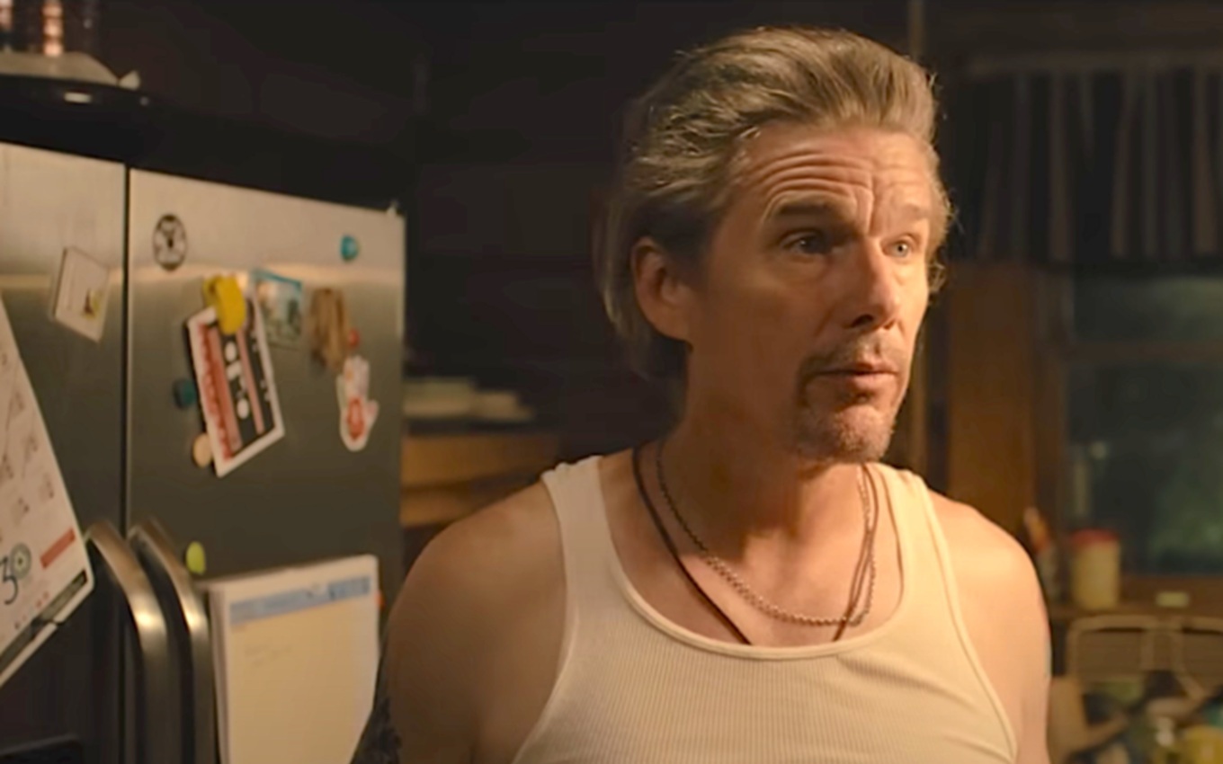 Ethan Hawke em Raymond & Ray; ator já passou pela Marvel