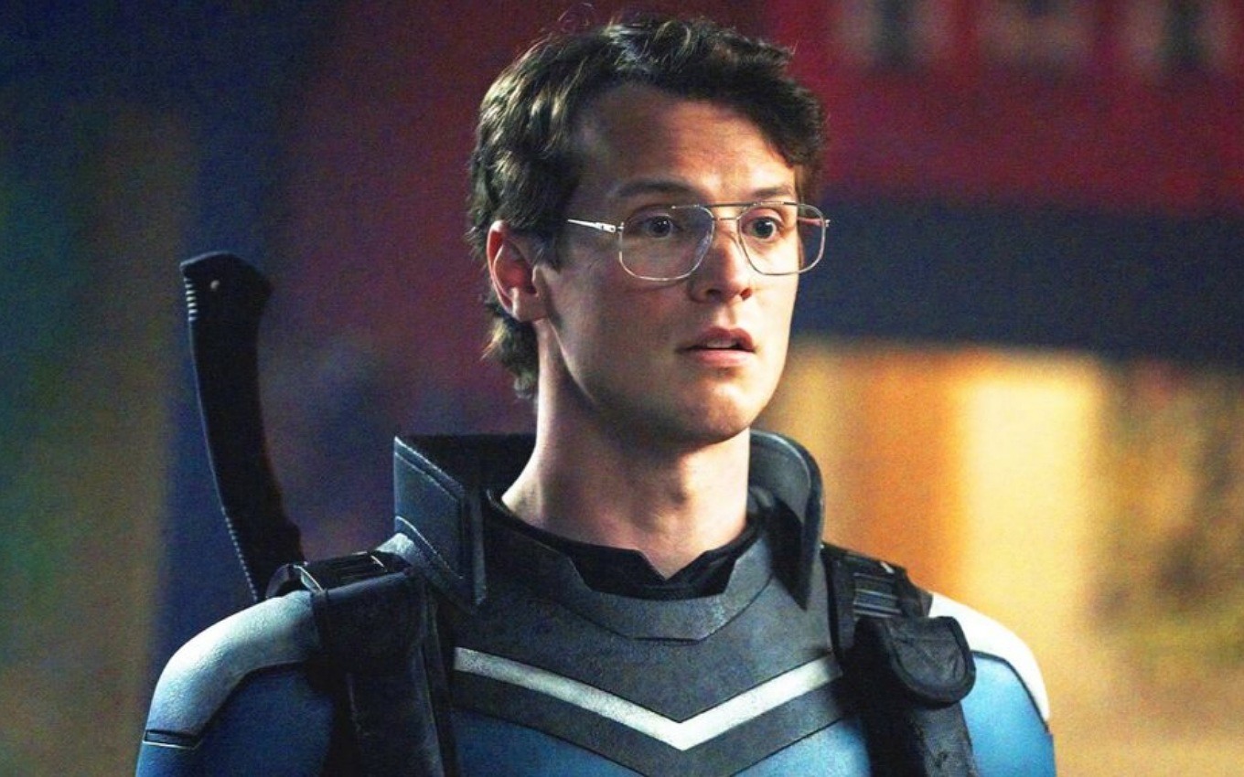 Freddie Stroma em cena de Pacificador, série da DC