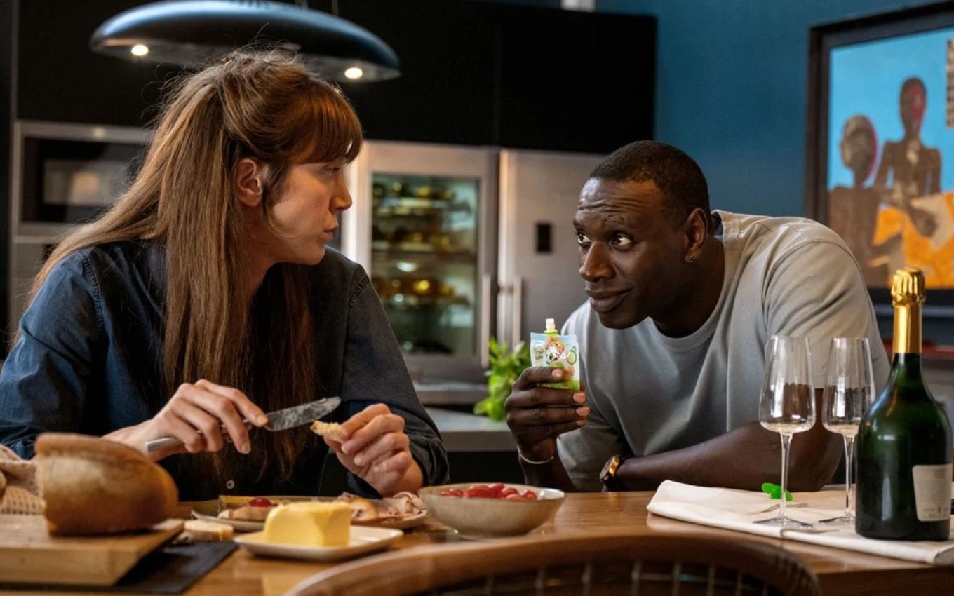 Cena de French Lover, com Sara Giraudeau e Omar Sy na Netflix