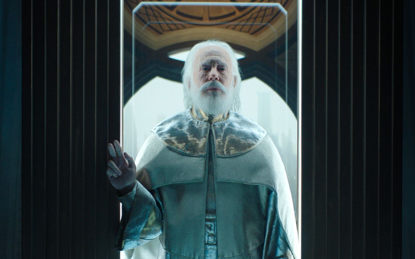 Terrence Mann em cena da terceira temporada de Fundação