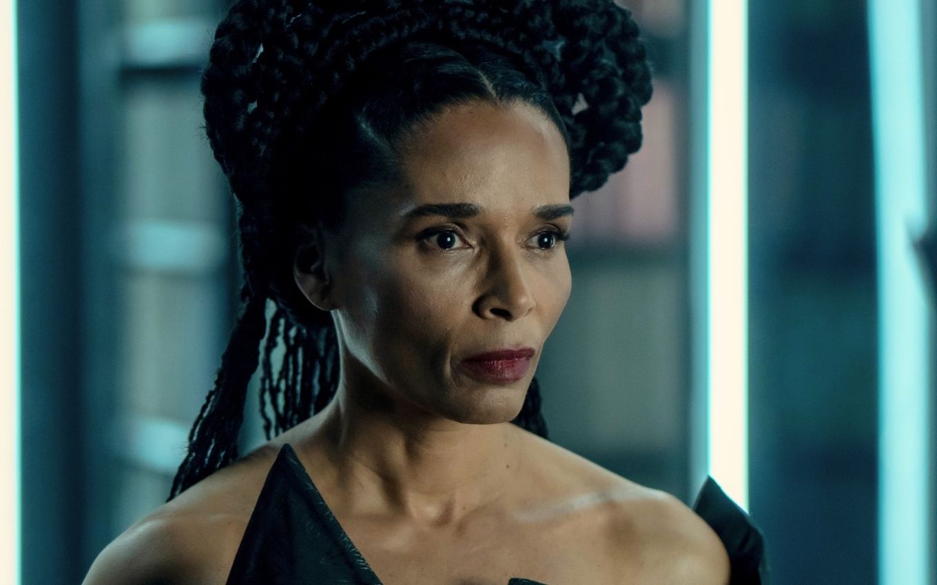 Rowena King em cena da 3ª temporada de Fundação no Apple TV+