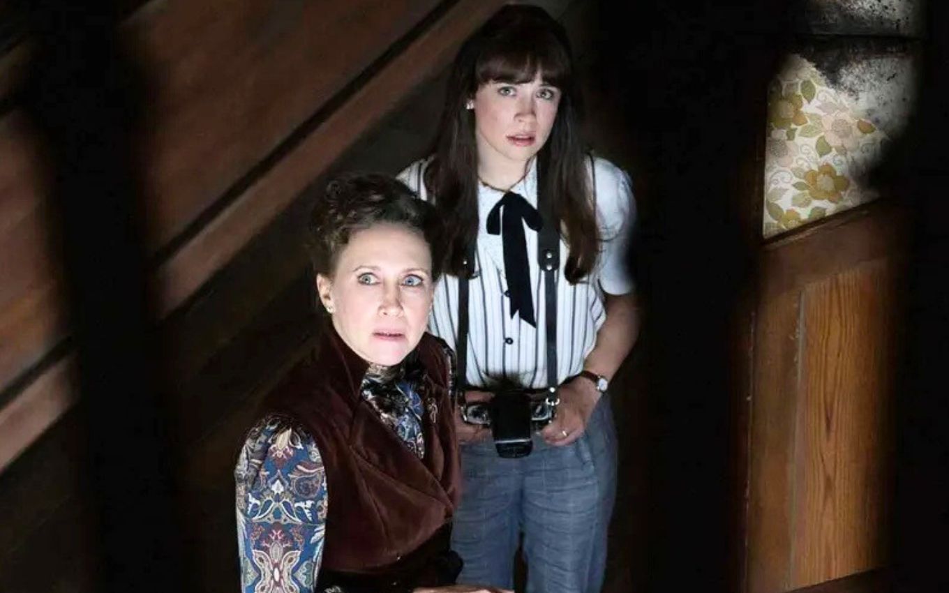 Vera Farmiga e Mia Tomlinson em Invocação do Mal 4: ​​O Último Ritual; filme homenageia maipulador real de Annabelle