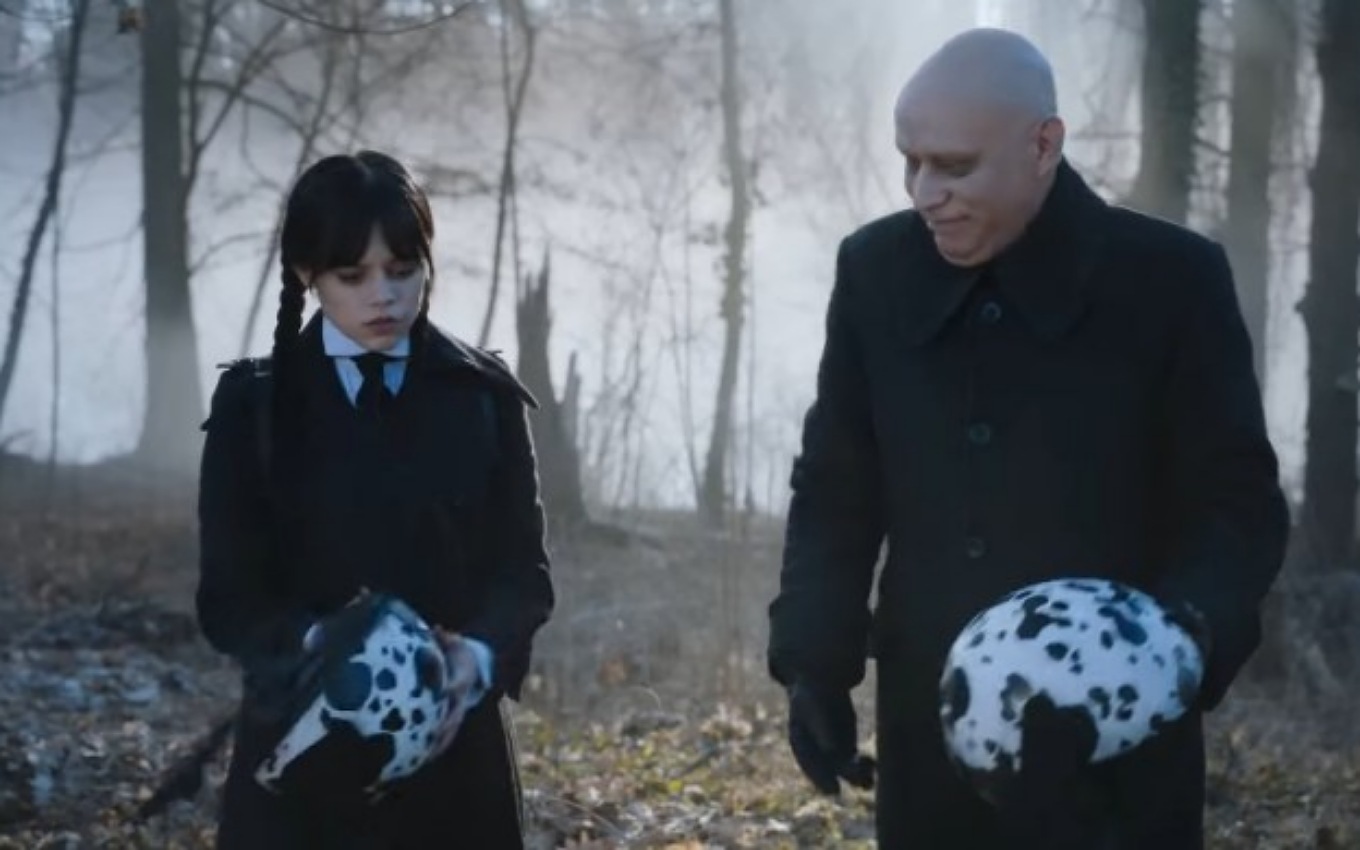 Jenna Ortega e Fred Armisen em cena de Wandinha, da Netflix