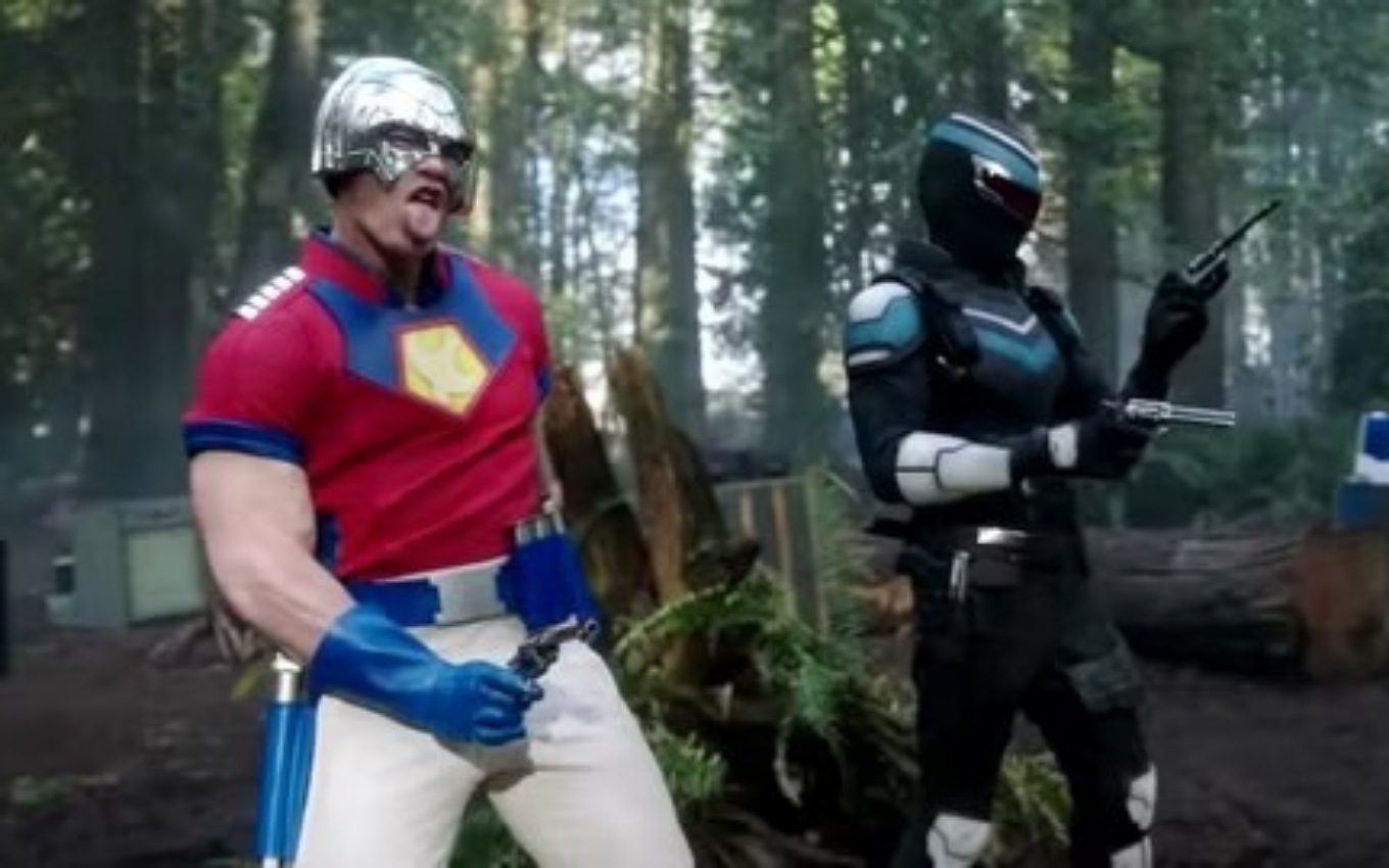 John Cena e Freddie Stroma em cena de Pacificador, série da DC