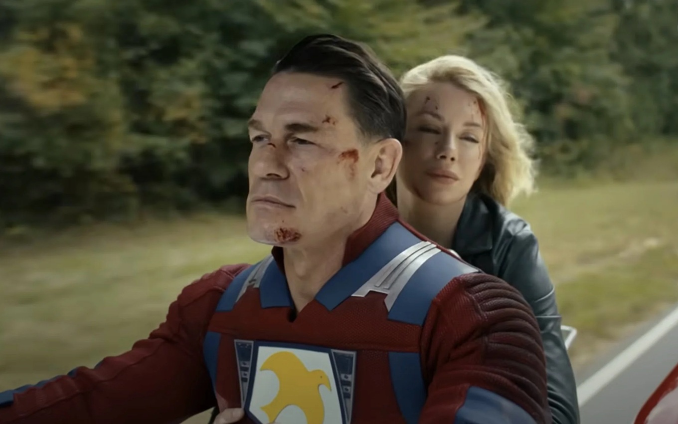 John Cena e Jennifer Holland em cena de Pacificador