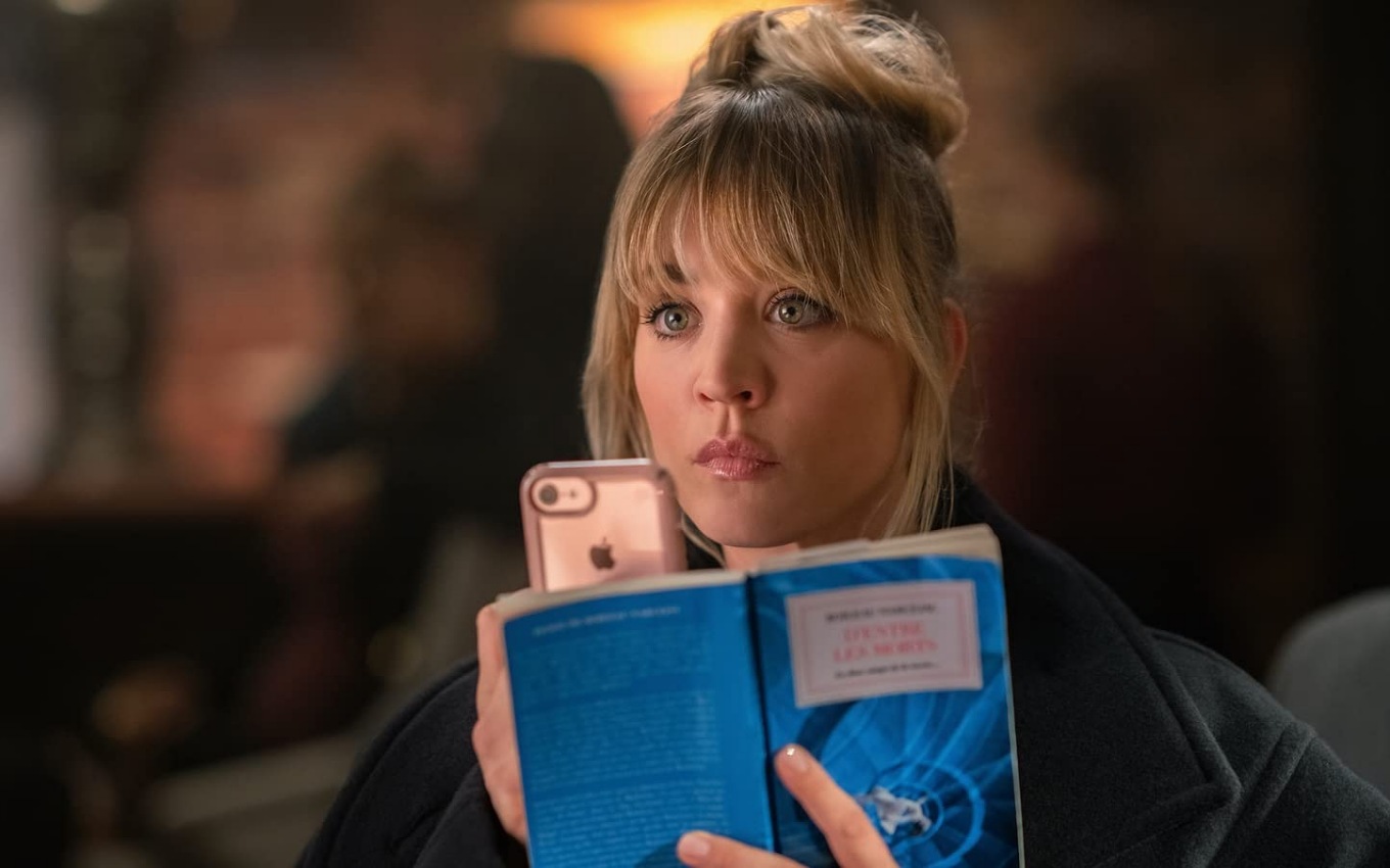 Kaley Cuoco em The Flight Attendant, uma das melhores séries de suspense