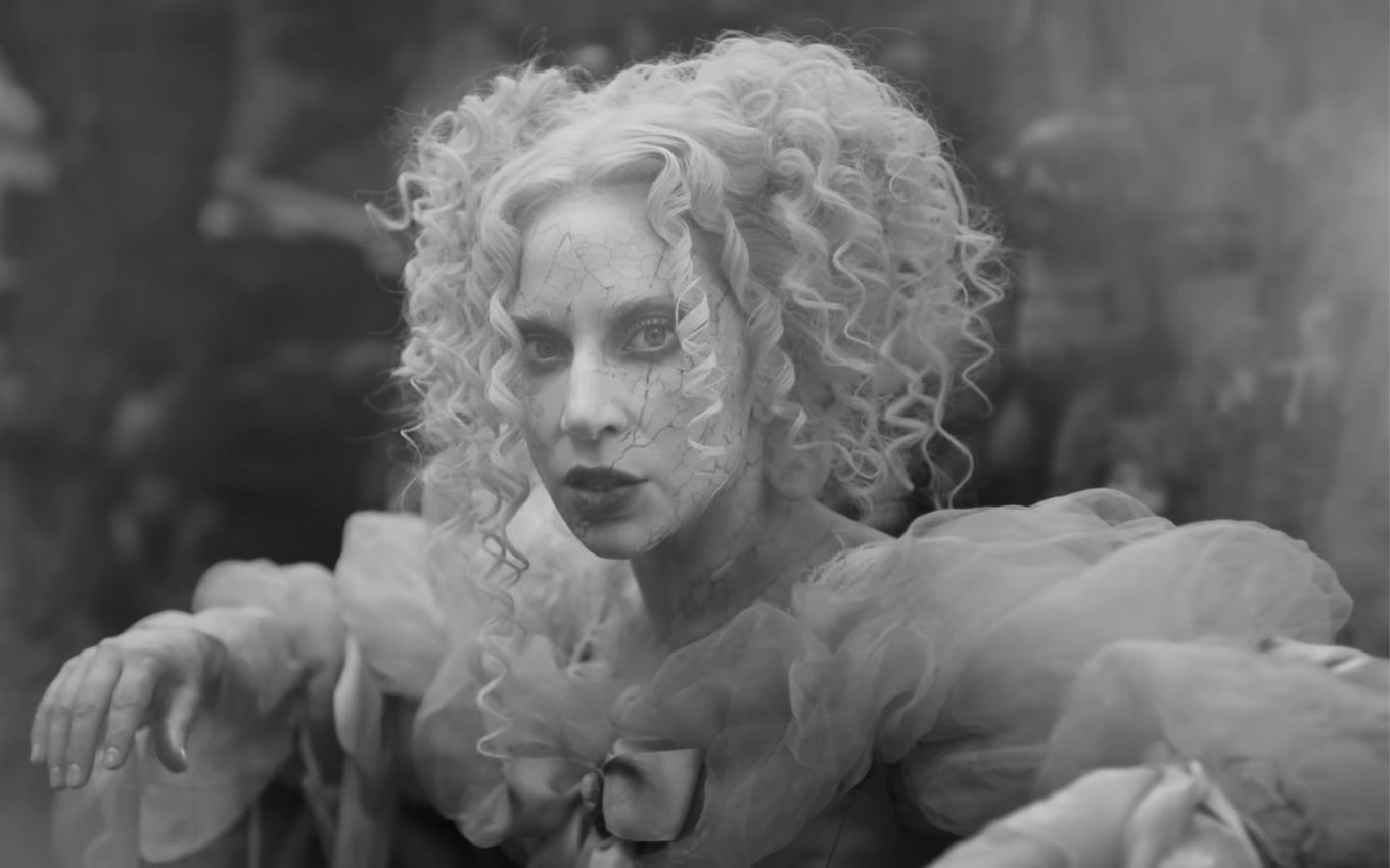 Lady Gaga no clipe de "The Dead Dance"