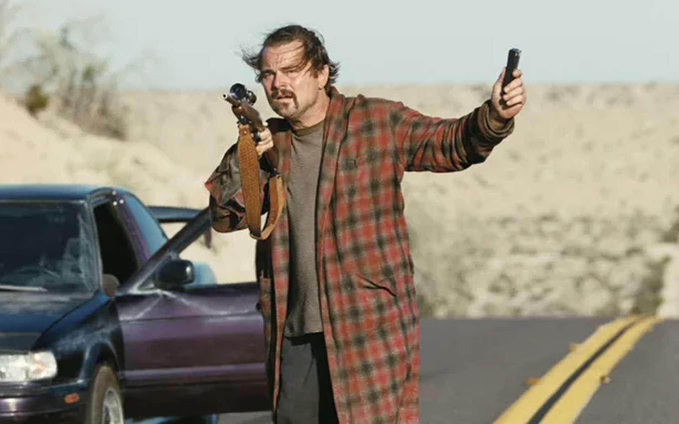 Leonardo DiCaprio em cena de Uma Batalha Após a Outra