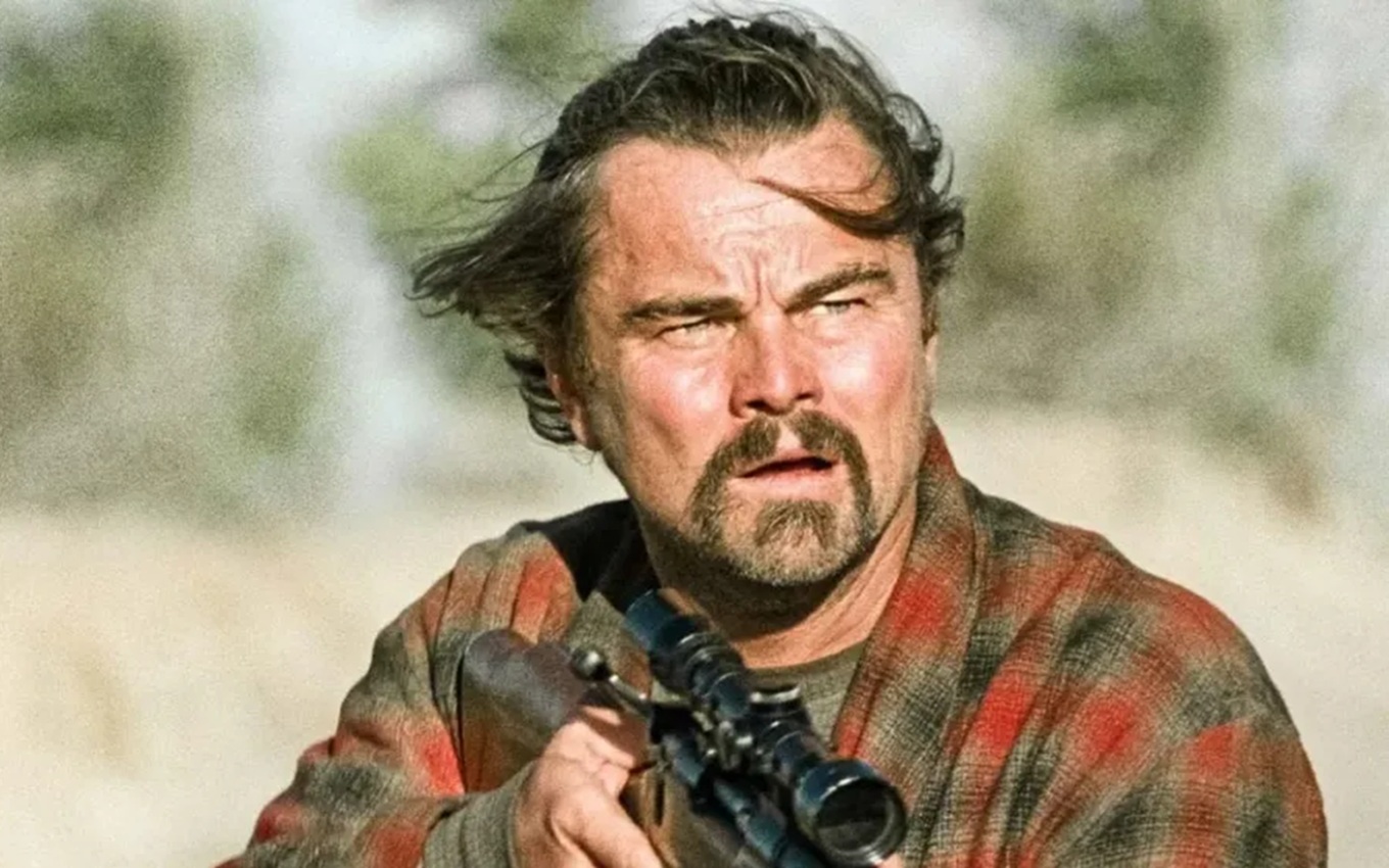 Leonardo DiCaprio em cena de Uma Batalha Após a Outra