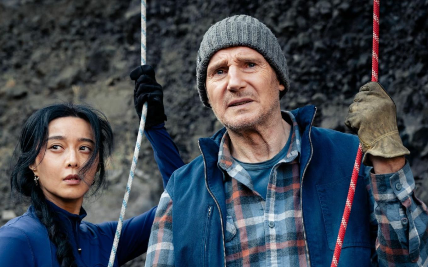 Liam Neeson e Bingbing Fan em Missão Resgate: Vingança (2025), filme disponível no Prime Video