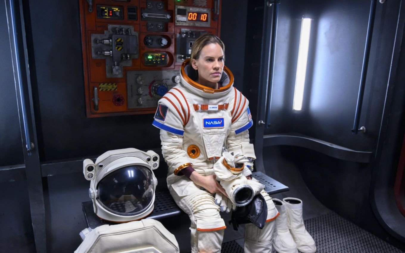 Hilary Swank em Away, série de drama Netflix que foi subestimada pela crítica, mas merece ser vista