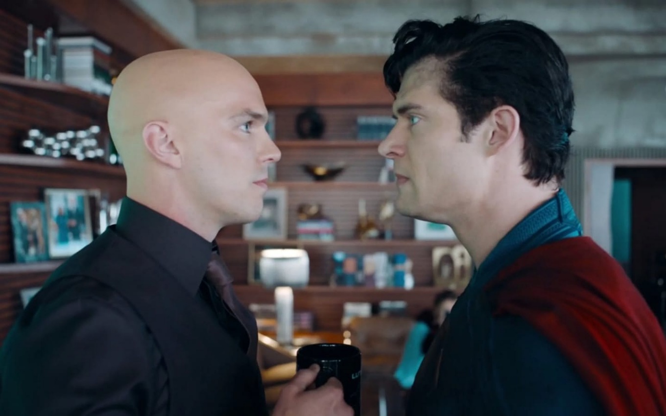 Nicholas Hoult e David Corenswet em cena de Superman