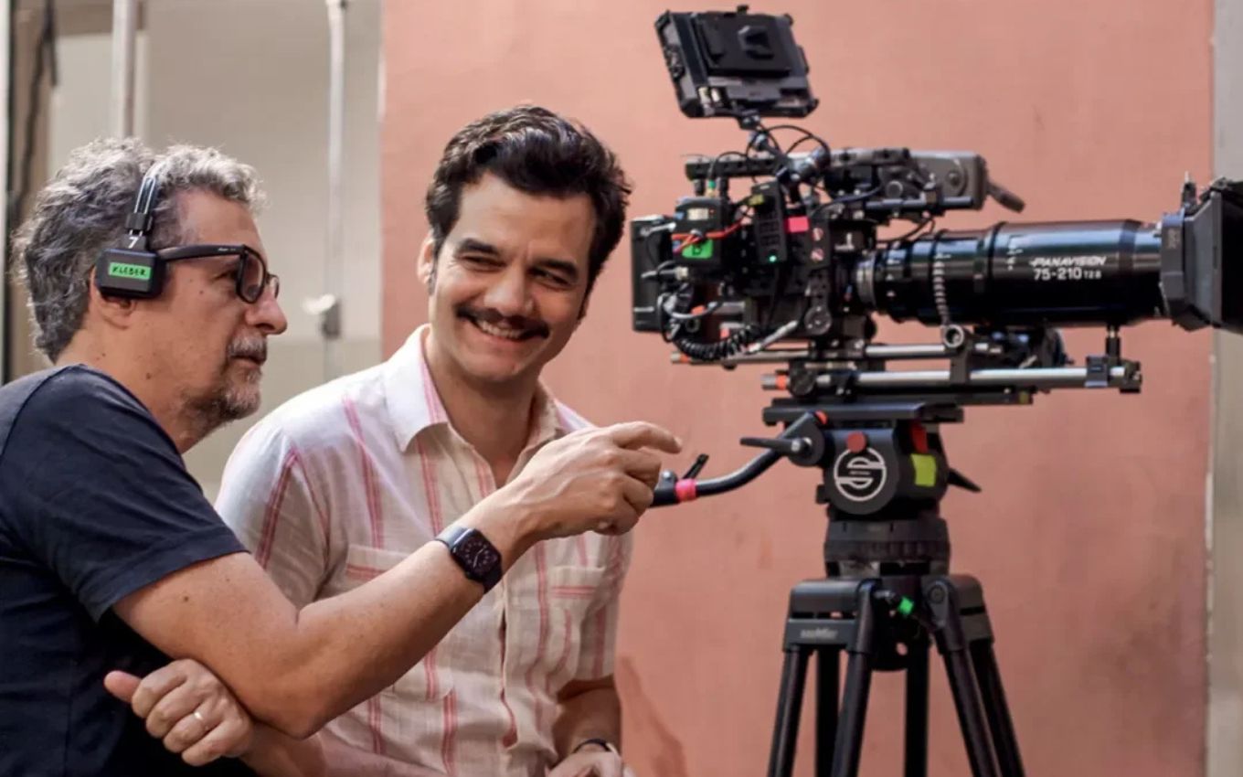 Kleber Mendonça Filho e Wagner Moura em O Agente Secreto, filme escolhido com representante do Brasil no Oscar 2026