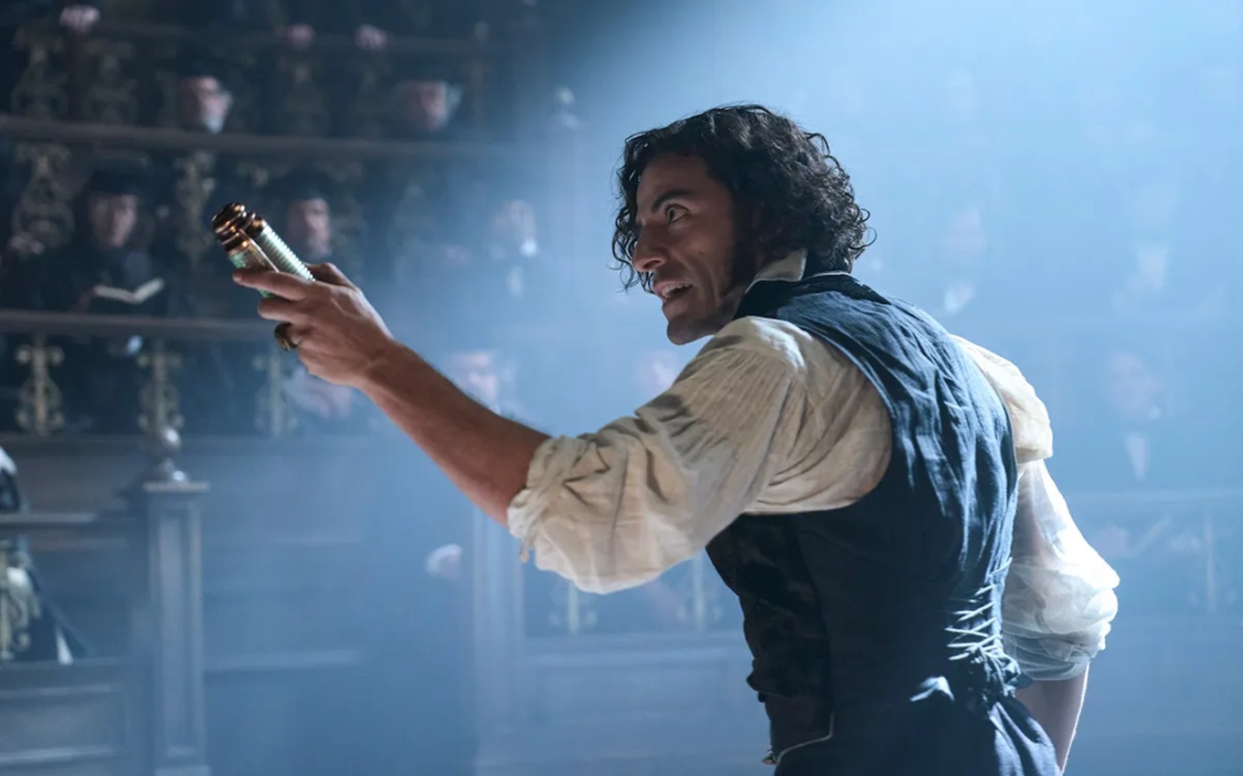Oscar Isaac em cena de Frankenstein, filme da Netflix
