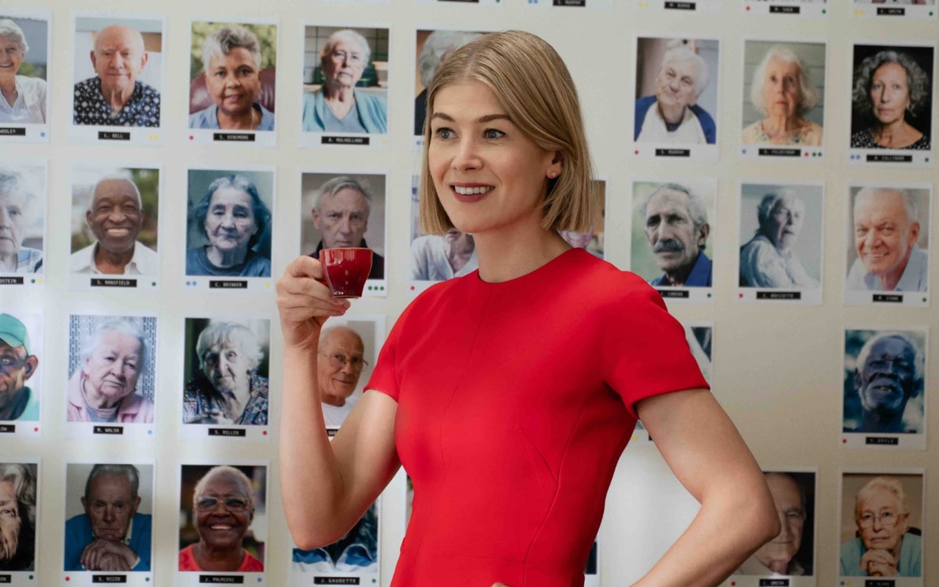 Rosamund Pike em cena de Eu Me Importo, filme Netflix
