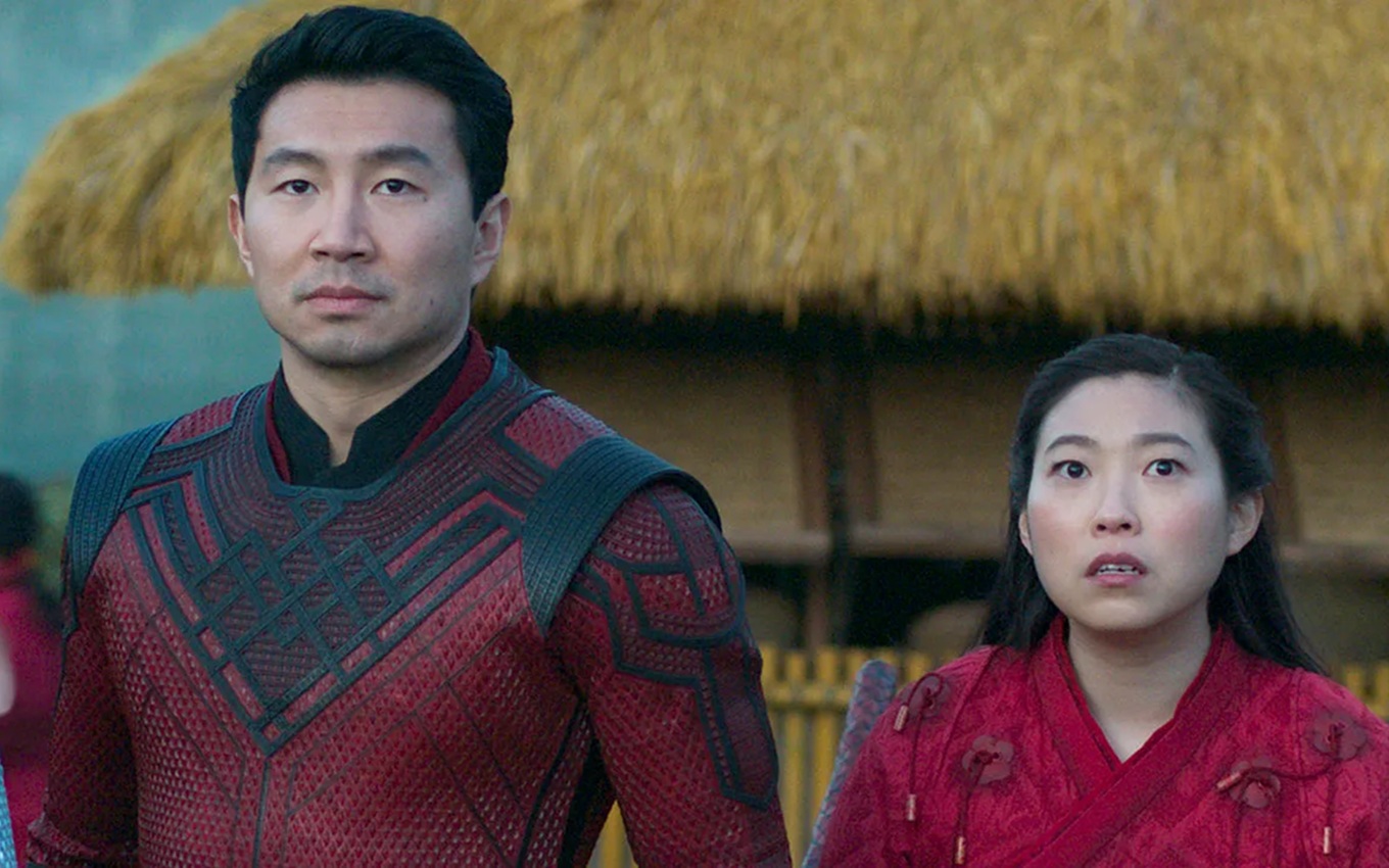 Simu Liu e Awkwafina em cena de Shang-Chi e a Lenda dos Dez Anéis, filme da Marvel