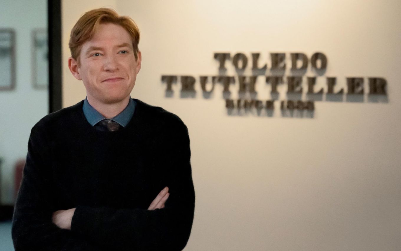 Domhnall Gleeson em The Paper, série derivada de The Office lançada no streaming Peacock