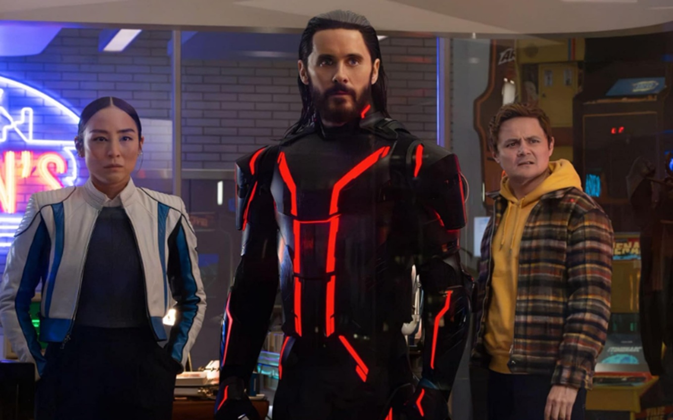 Greta Lee, Jared Leto e Arturo Castro em Tron: Ares, uma das estreias de outubro
