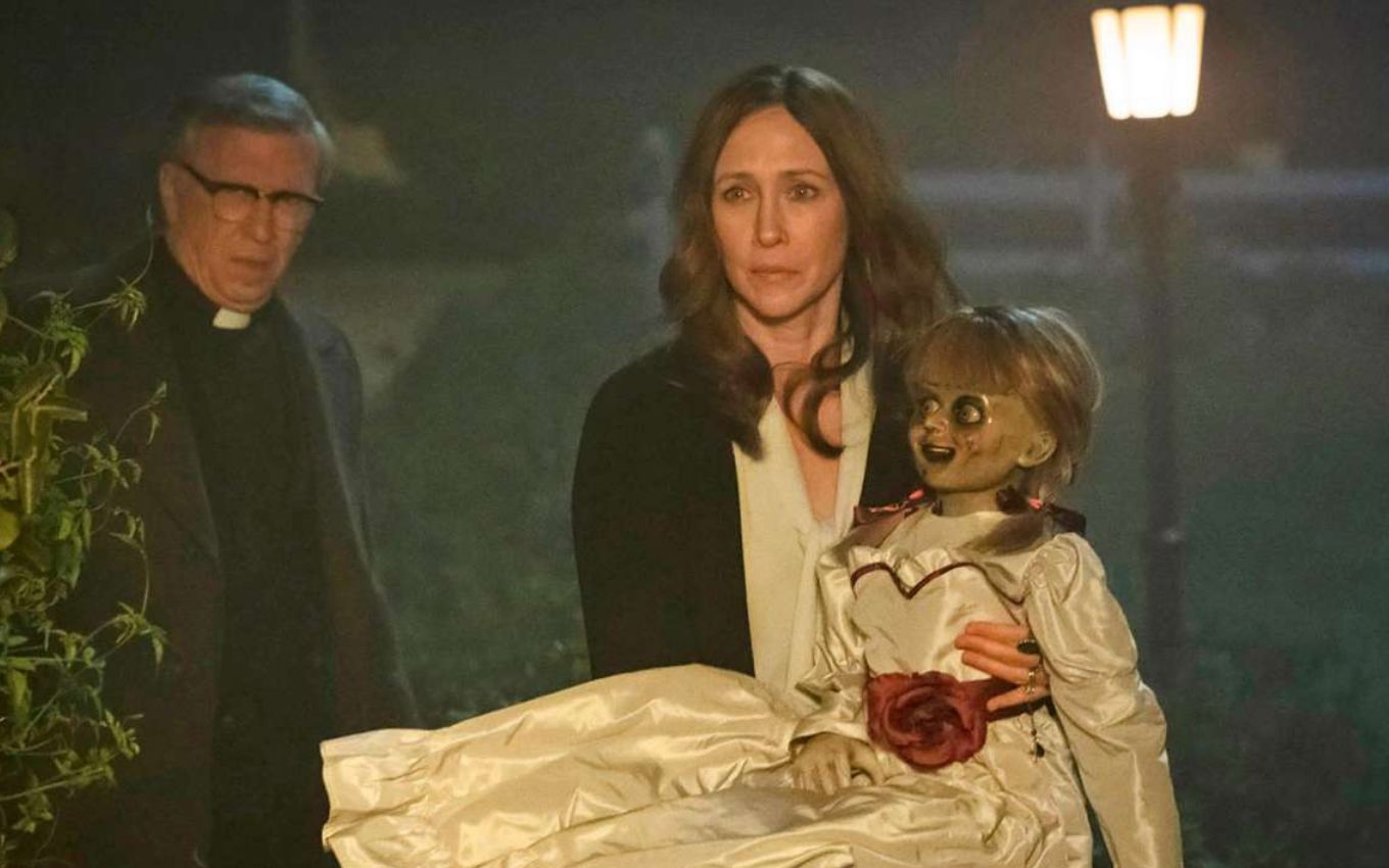 Vera Farmiga, de Invocação do Mal, em cena de Annabelle 3: De Volta Para Casa