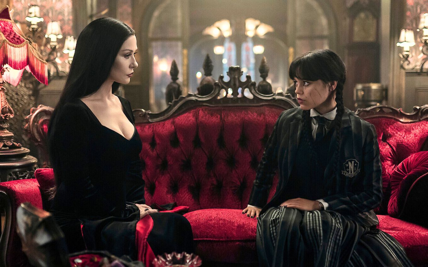 Catherine Zeta-Jones e Jenna Ortega em cena de segunda temporada de Wandinha na Netflix