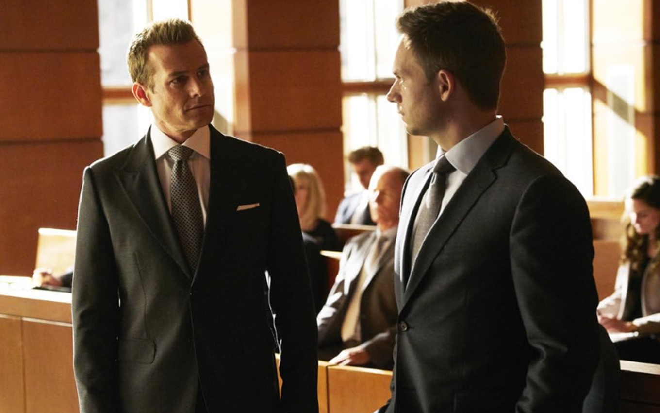 Gabriel Macht e Patrick J. Adams em Suits, disponível na Netflix