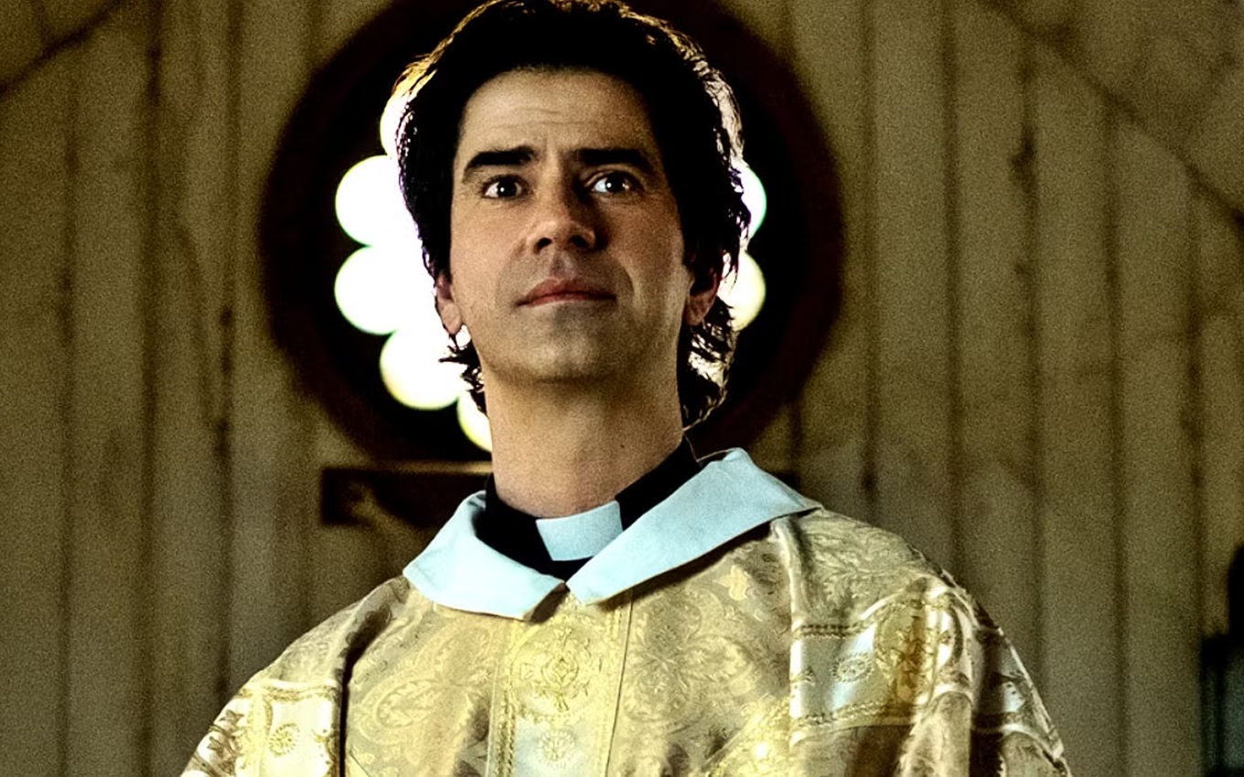 Hamish Linklater em cena de Missa da Meia-Noite, da Netflix