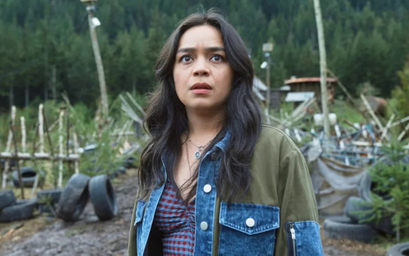 Kaitlyn Santa Juana em Premonição 6: Laços de Sangue, disponível na HBO Max