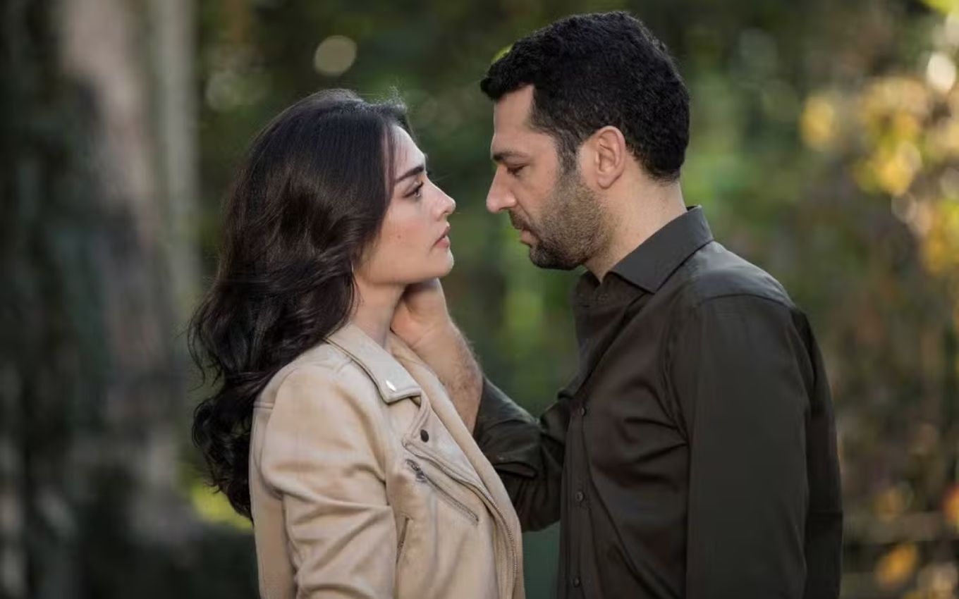 Esra Bi̇lgi̇ç e Murat Yildirim em Entre Amor e Poder