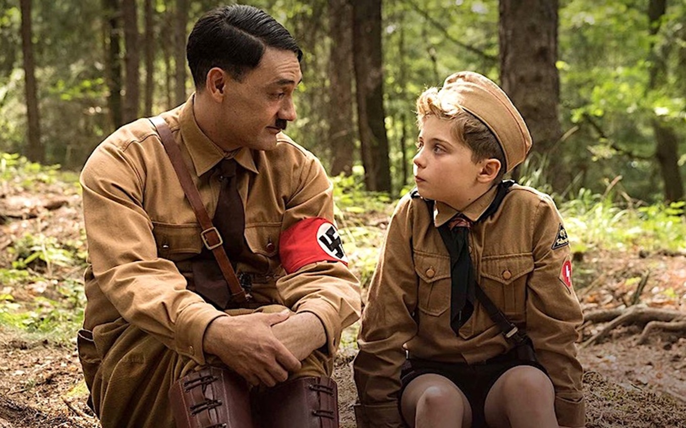 Taika Waititi e Roman Griffin Davis em Jojo Rabbit, filme sobre guerra