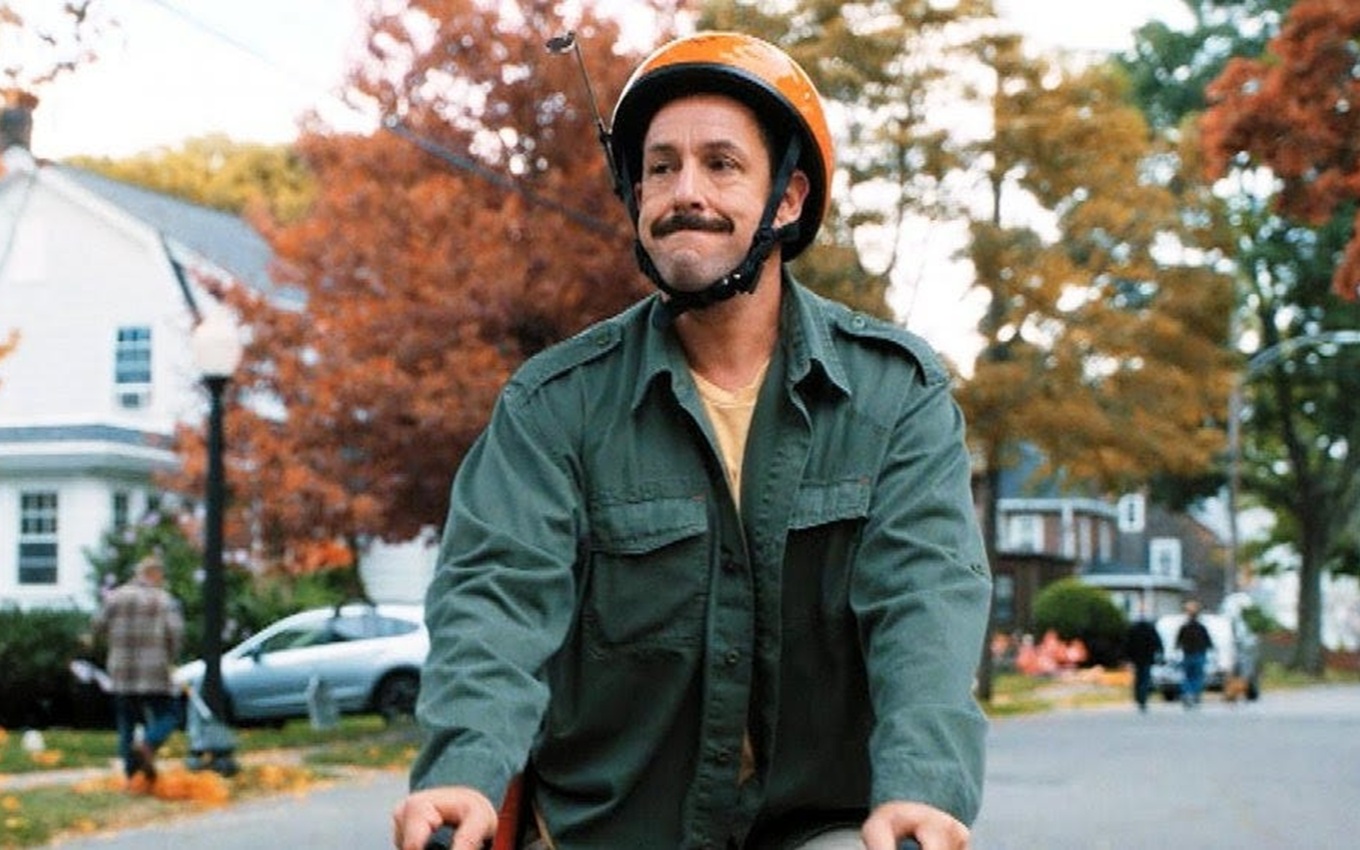 Adam Sandler em cena de O Halloween do Hubie, da Netflix