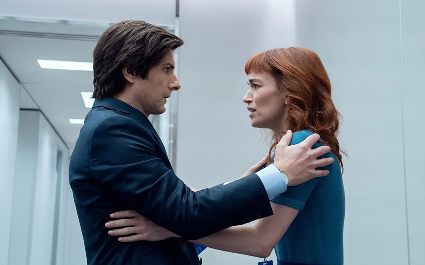 Adam Scott e Britt Lower em cena de Ruptura, série do Apple TV+