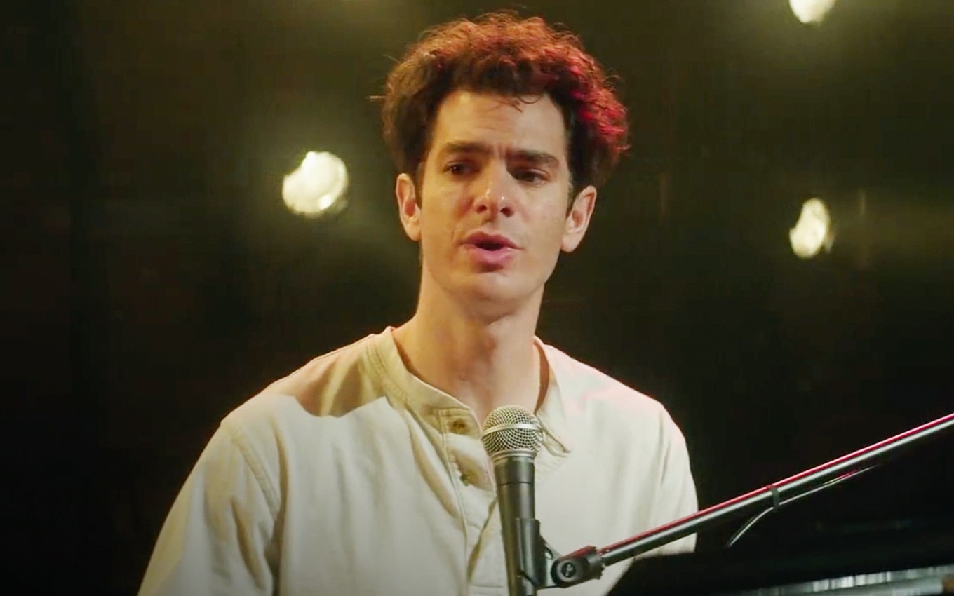 Andrew Garfield em cena de Tick, Tick... Boom; um dos melhores filmes da Netflix