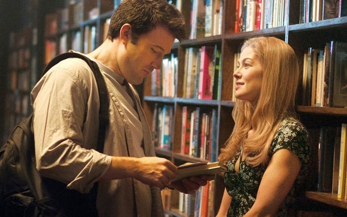 Ben Affleck e Rosamund Pike em Garota Exemplar, suspense disponível no Disney+