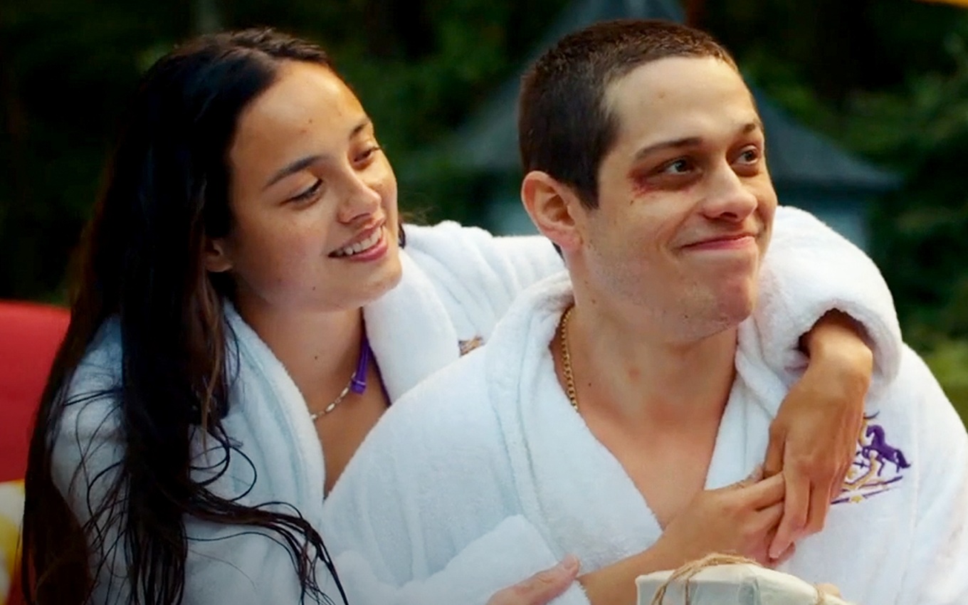 Chase Sui Wonders e Pete Davidson em Morte Morte Morte, na Netflix