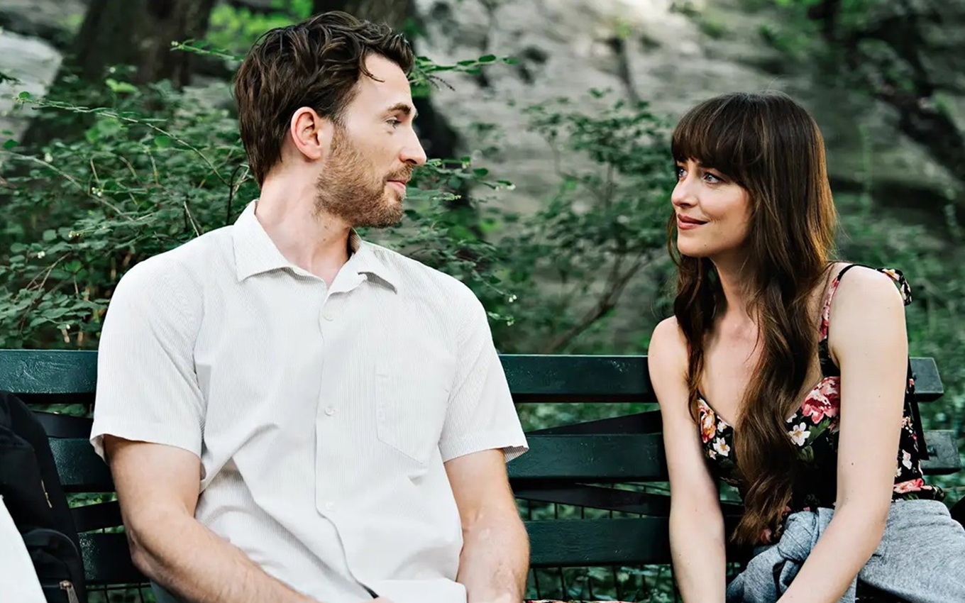 Chris Evans e Dakota Johnson em Amores Materialistas, comédia romântica da HBO Max
