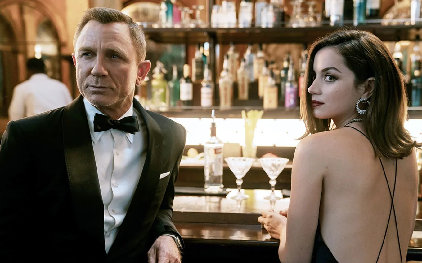 Daniel Craig como James Bond, ao lado de Ana de Armas, em Sem Tempo para Morrer