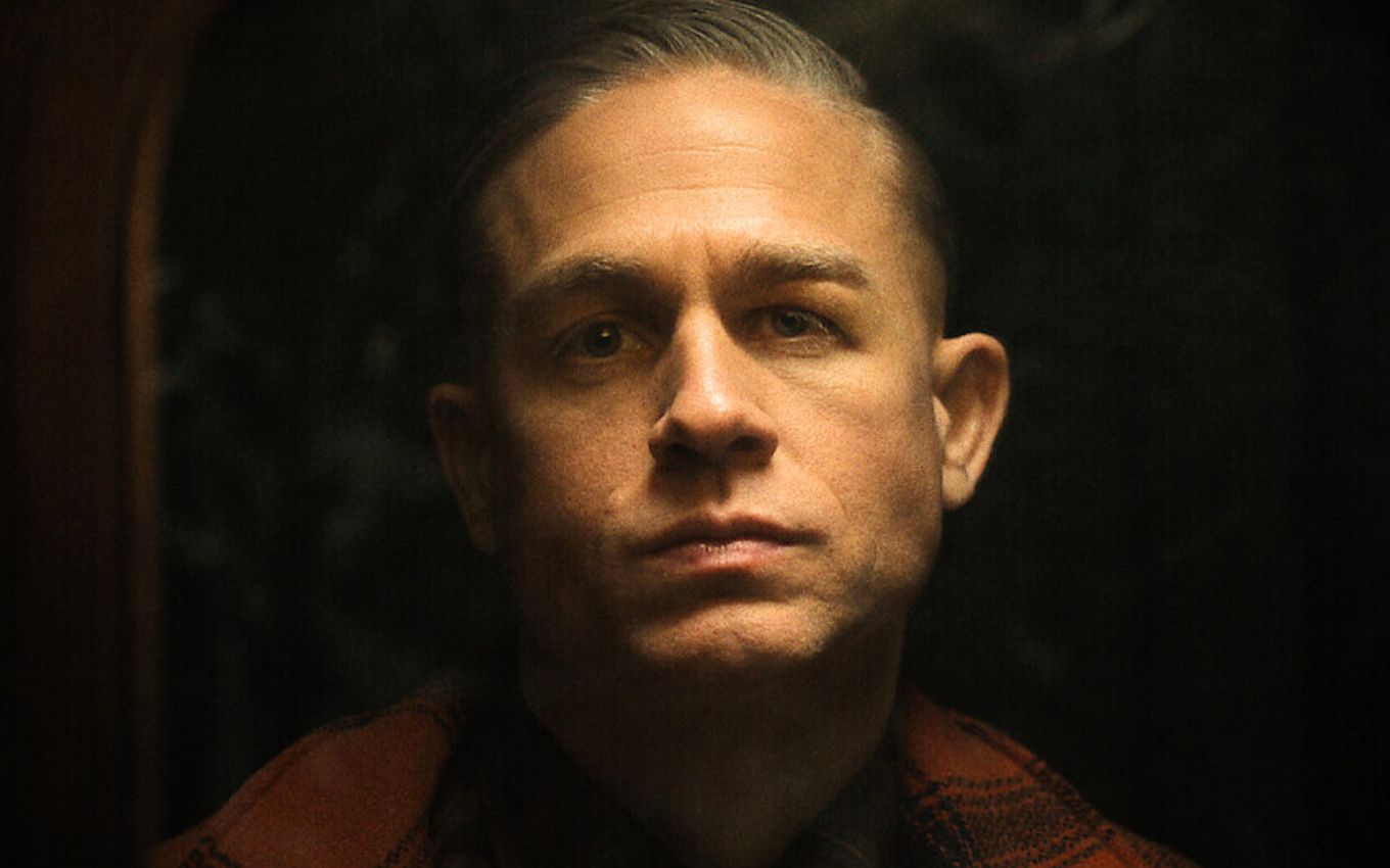 Charlie Hunnam como Ed Gein na série Monstros, da Netflix, sobre história real
