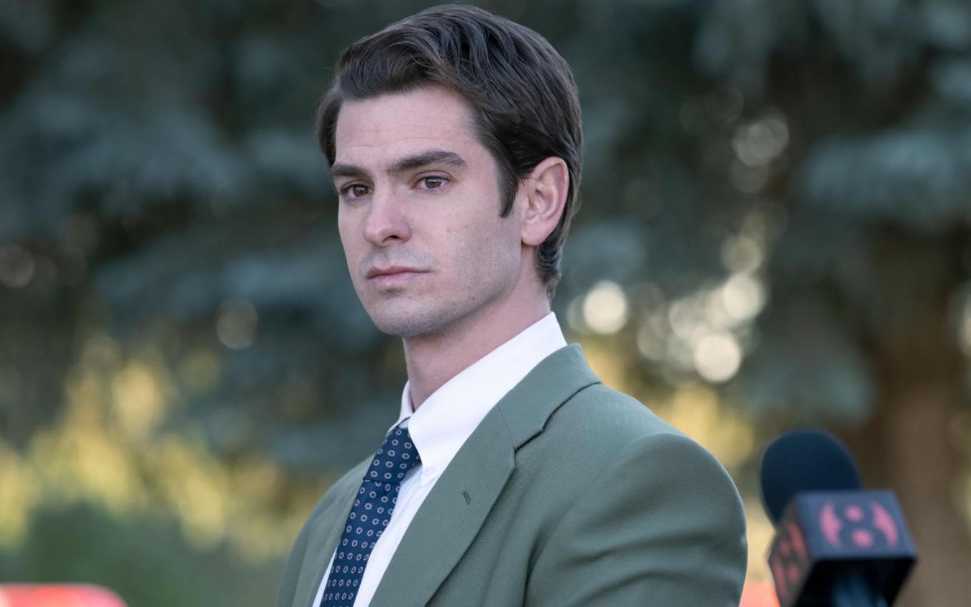 Andrew Garfield como o detetive Jeb Pyre na série de true crime Em Nome do Céu, do Disney+