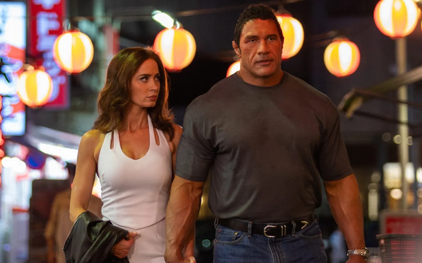 Emily Blunt e The Rock em cena de Coração de Lutador