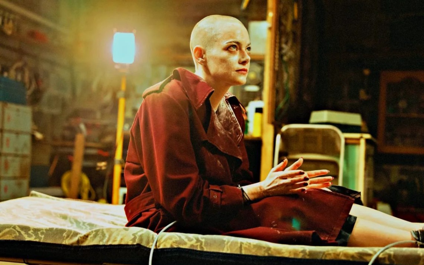 Emma Stone em cena de Bugonia; atriz é uma das favoritas para o Oscar