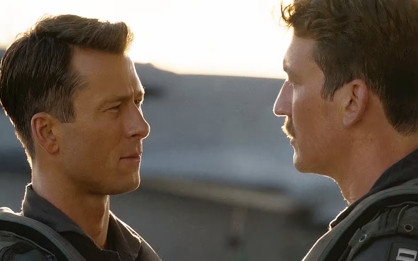 Glen Powell e Miles Teller em cena de Top Gun: Maverick; o primeiro está cotado na Marvel
