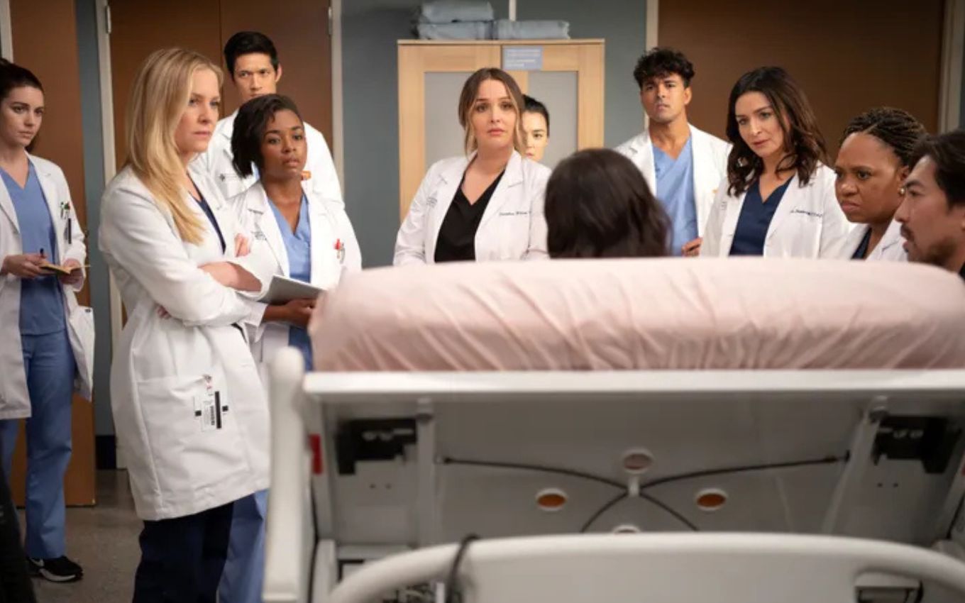 Parte do elenco de Grey's Anatomy, que está com a 22ª temporada em exibição nos Estados Unidos