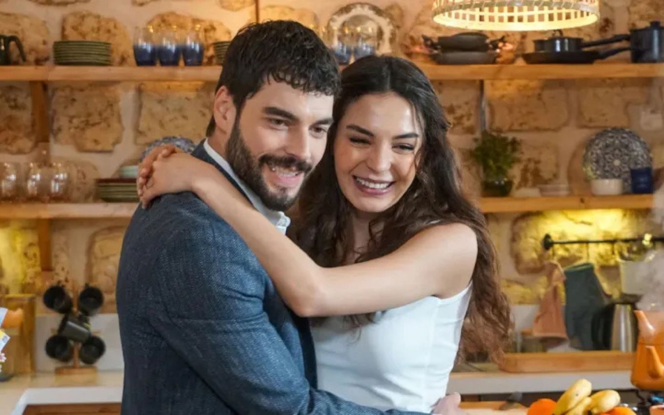Reyyan (Ebru Sahin) e Miran (Akin Akinözü) na novela Hercai