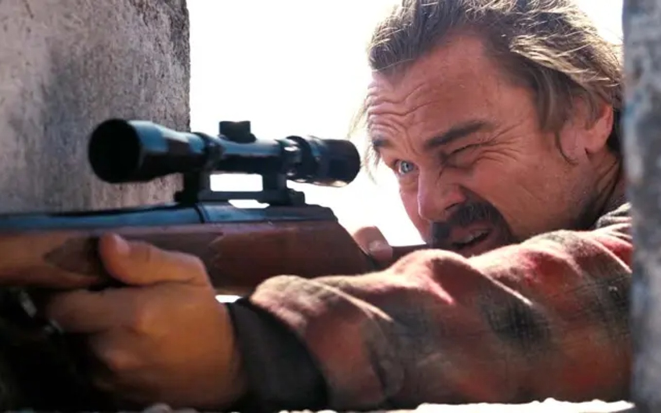 Leonardo DiCaprio em cena de Uma Batalha Após a Outra, da Warner