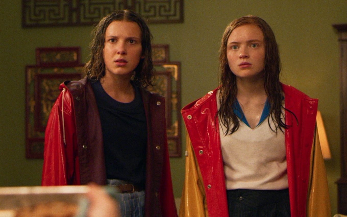Millie Bobby Brown e Sadie Sink em cena de Stranger Things; a segunda está confirmada em Homem-Aranha 4