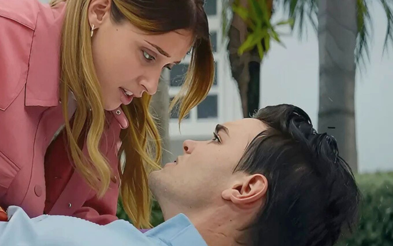 Noah socorre Nick após ele ser baleado em cena do filme Nossa Culpa