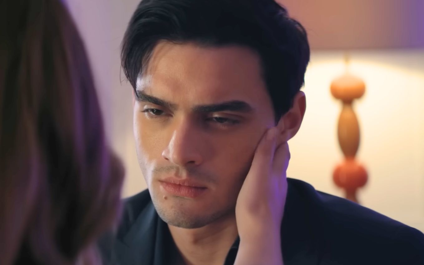 Nick (Gabriel Guevara) sofre um atentado no final de Nossa Culpa, no Prime Video